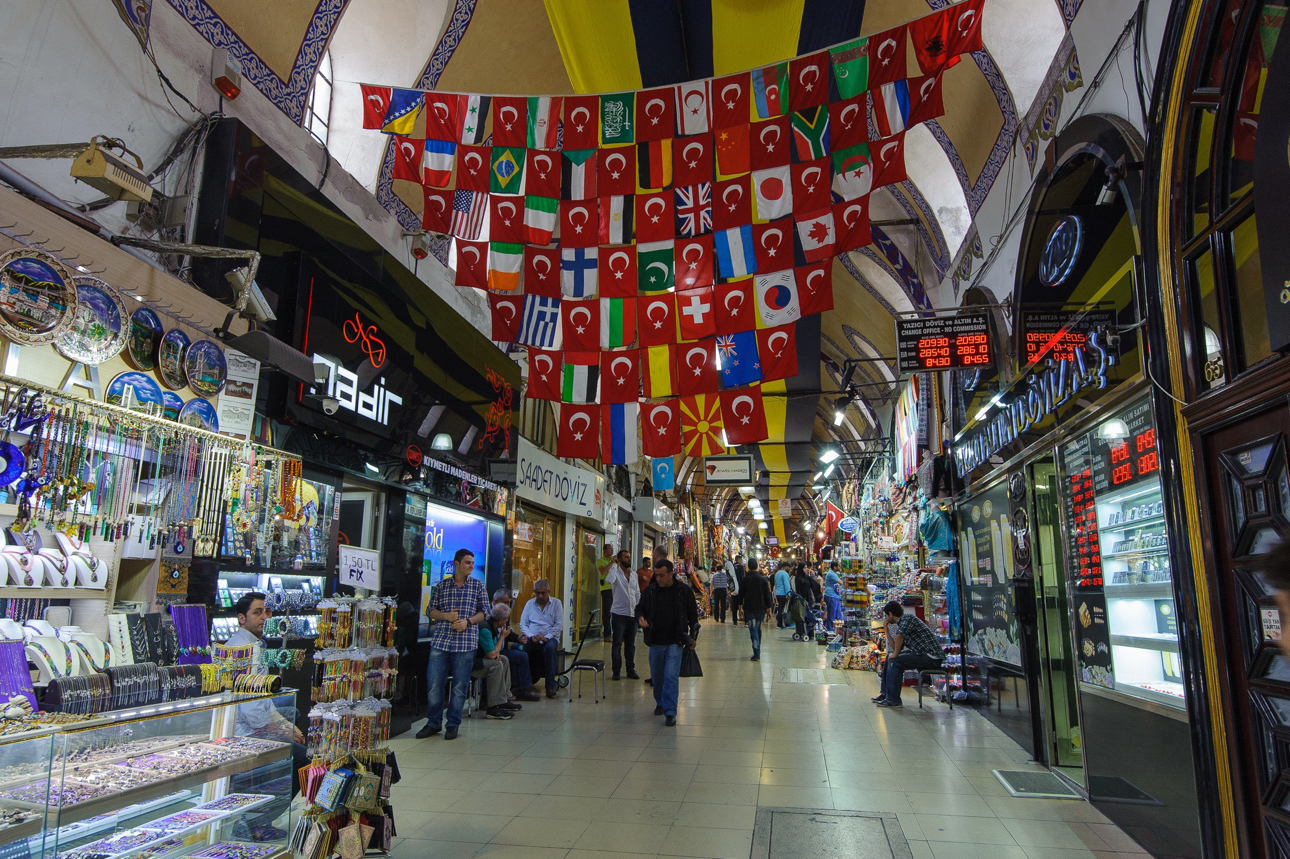 Visitare il mercato &egrave; un'esperienza sensoriale travolgente, piena di colori, profumi e un'energia unica