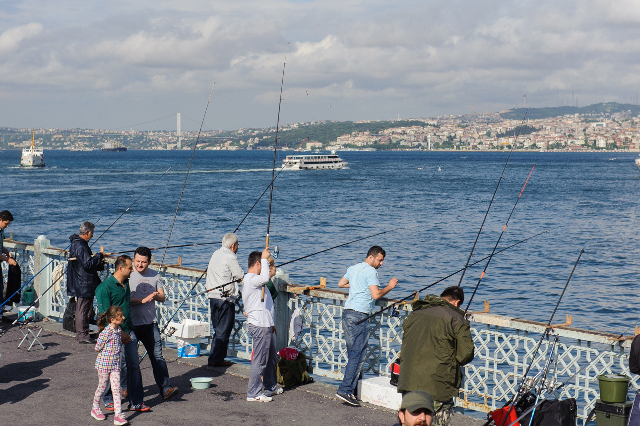 Un passatempo preferito &egrave; la pesca, qui dal Ponte di Galata