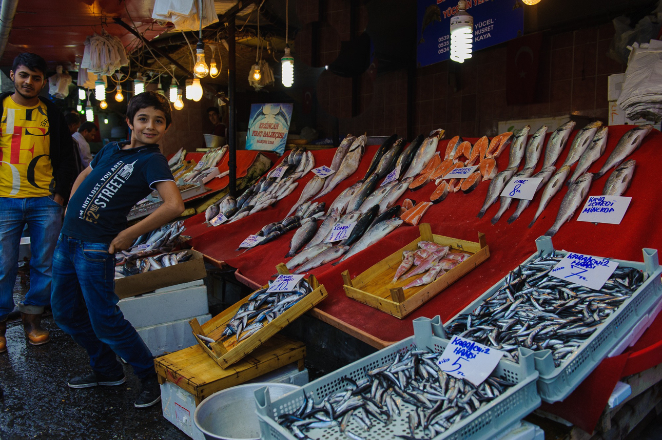 Soggetto schivo e timido al mercato storico di storico di Karak&ouml;y vicino al Ponte di Galata