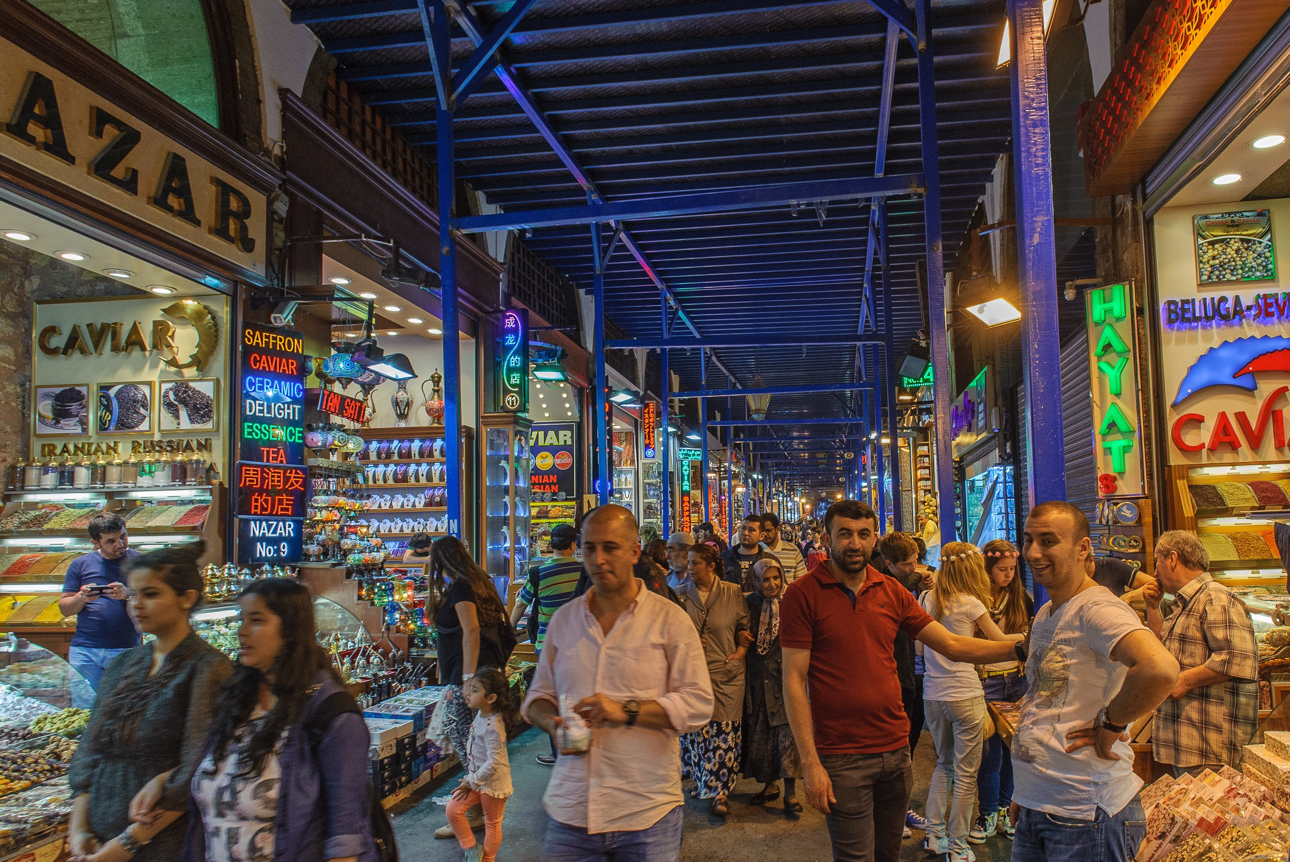 Come il Grand Bazaar anche quello delle Spezie (o Bazar Egiziano, &egrave; frequentatissimo da ilocali e dai turisti