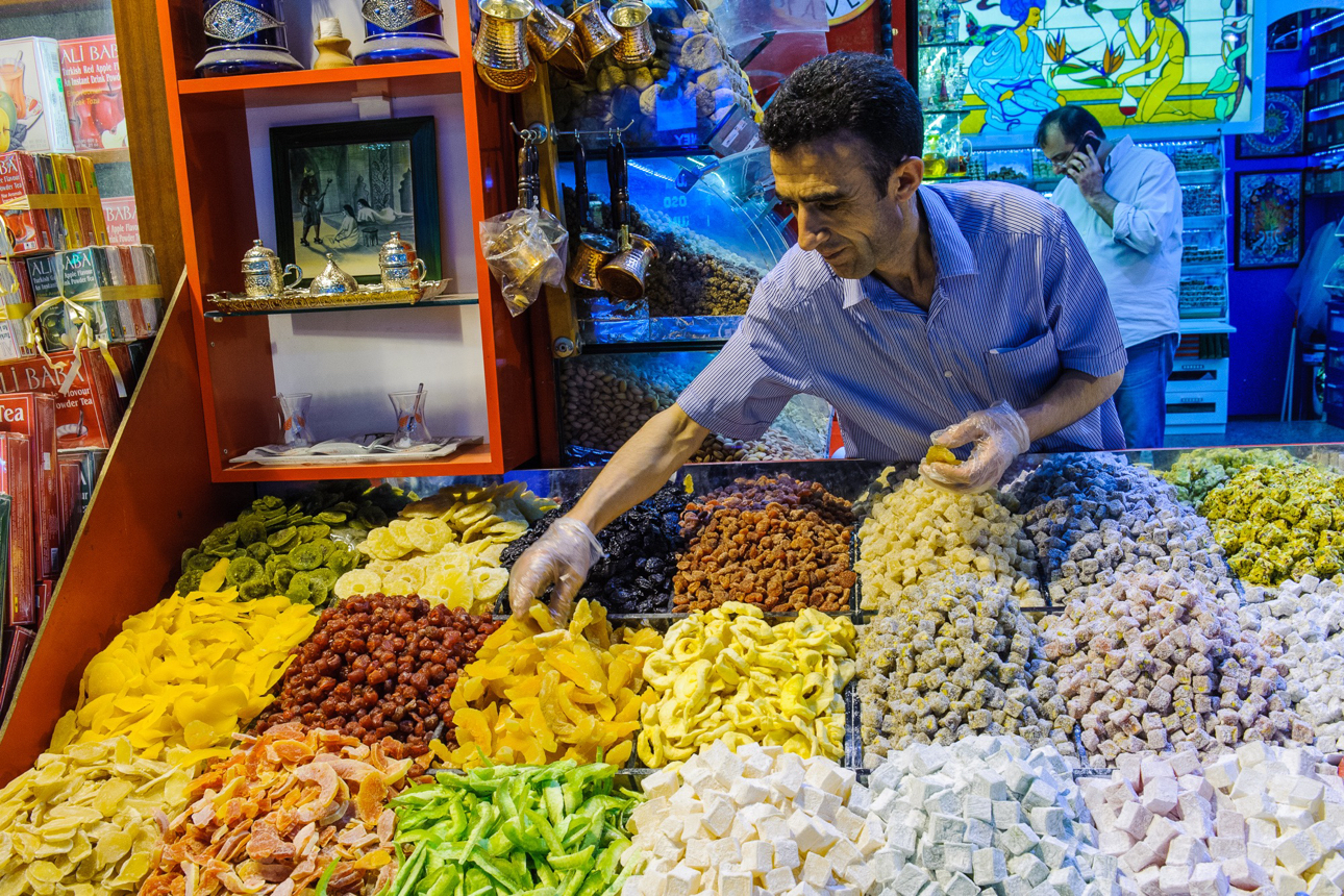 Oggi, oltre a spezie e cibi, vi si trovano dolci turchi, souvenir.