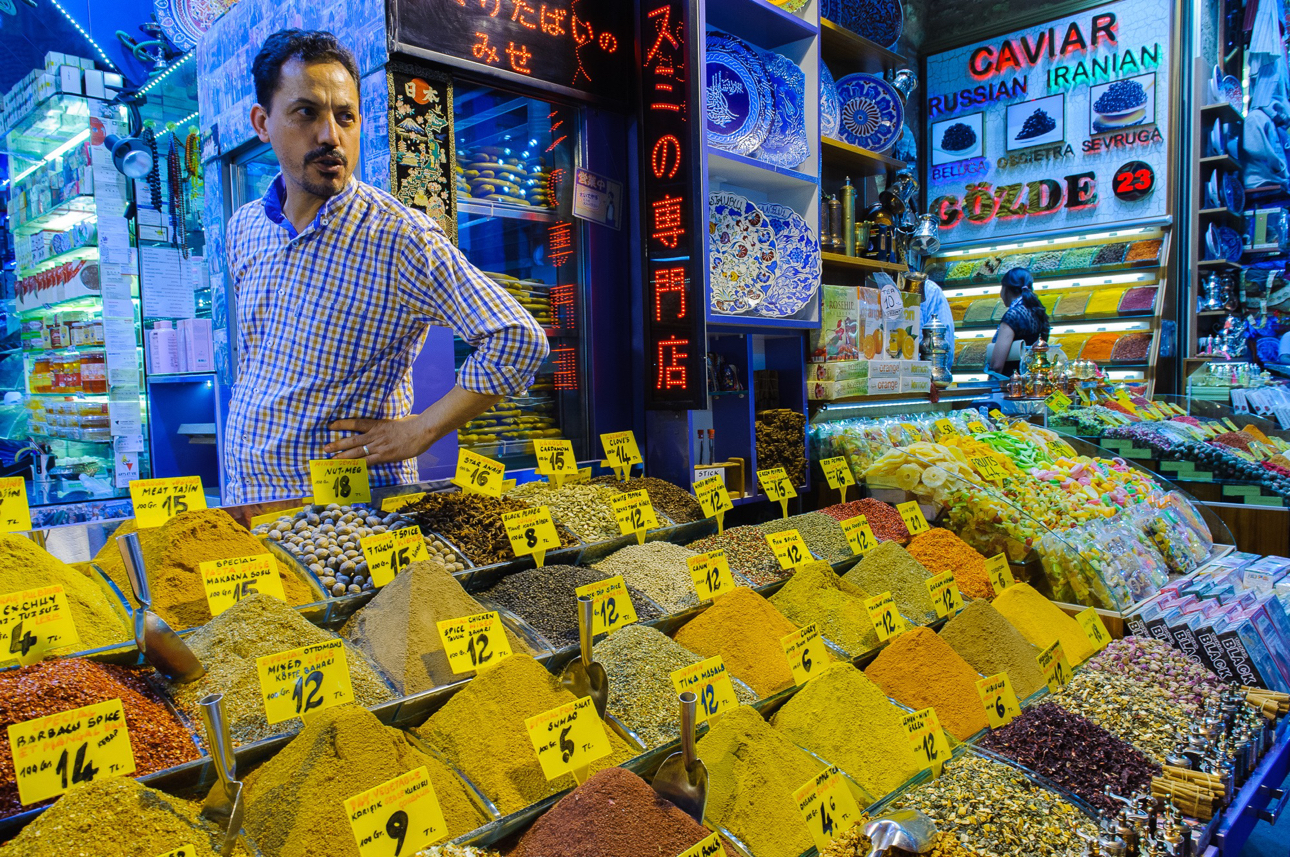 Anche se meno caotico del Gran Bazar, offre un'esperienza sensoriale unica grazie ai colori e ai profumi delle merci esposte.