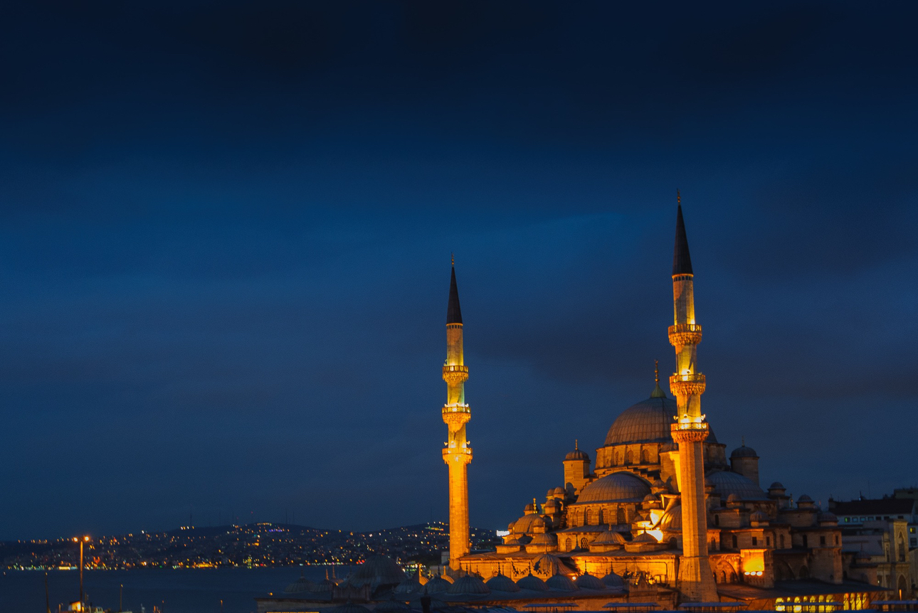 La Yeni Camii (Moschea Nuova) a Istanbul illuminata di notte