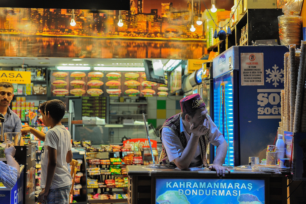 Un venditore di gelato turco, noto come dondurma, in İstiklal Caddesi, la via pedonale molto frequentata, che collega Piazza Taksim e T&uuml;nel. 