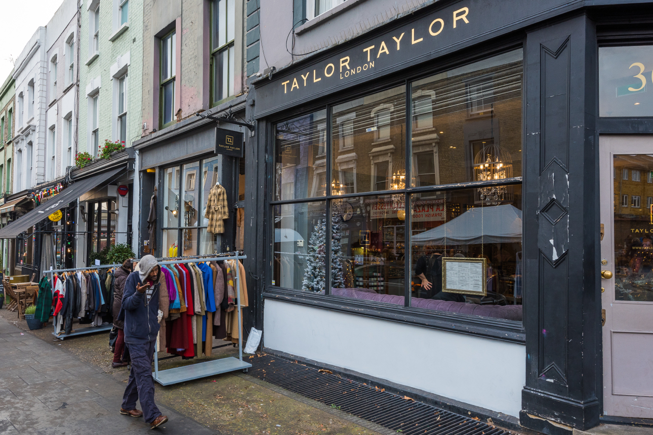 Taylor Taylor London, rinomato Salone di Parrucchieri, anche se il nome e le vetrine indicano ben altro