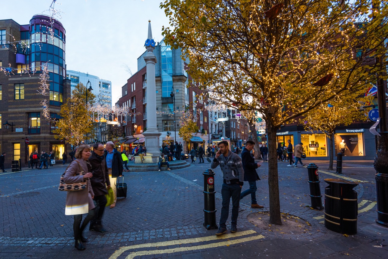 Covent Garden, la piazza circolare con la caratteristica colonna centrale con meridiana, da cui si diramano sette strade.