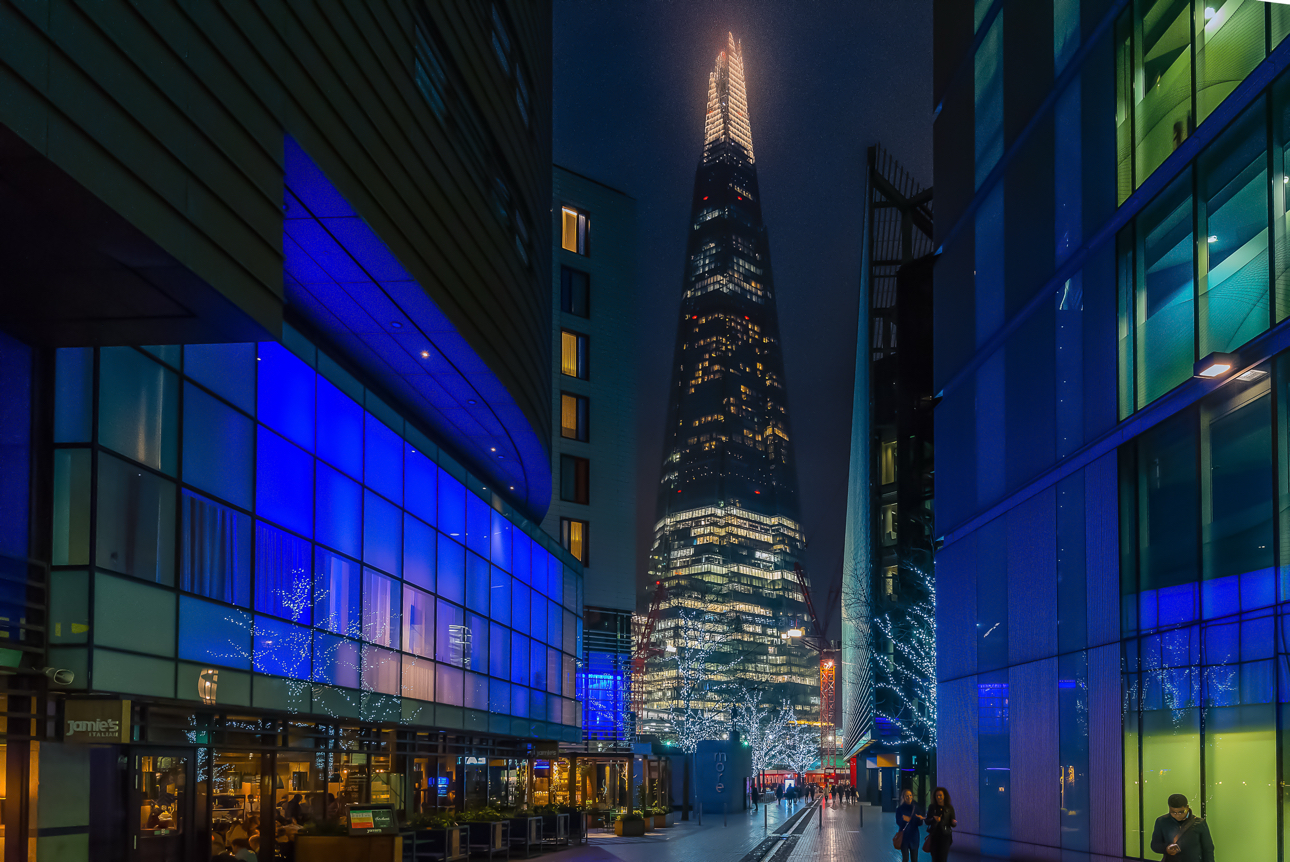 Sullo sfondo: The Shard &egrave; un grattacielo a forma di piramide rovesciata situato nel quartiere di Southwark