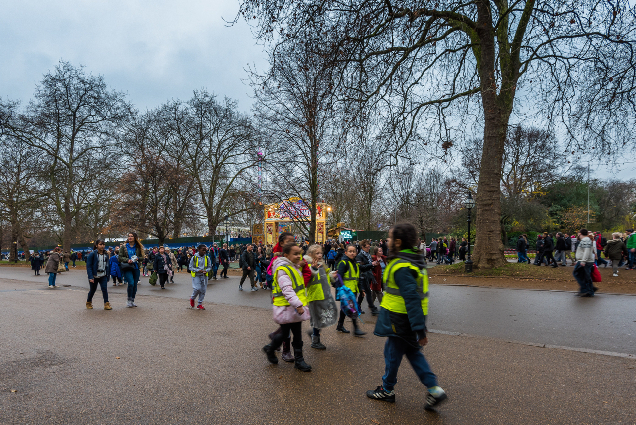 Una scolaresca in visita al Winter Wonderland in Hyde Park