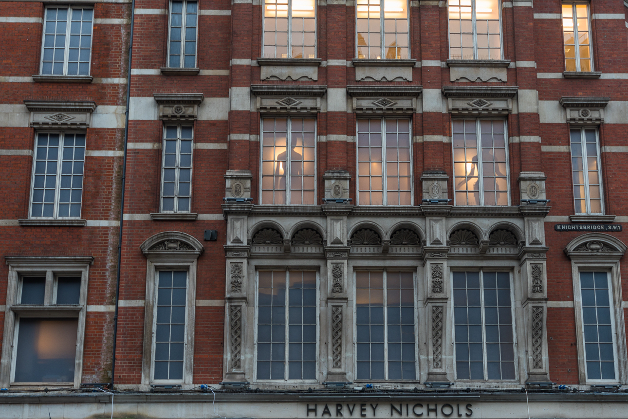 Ombre alle finestre del grande magazzino Harvey Nichols a Knightsbridge