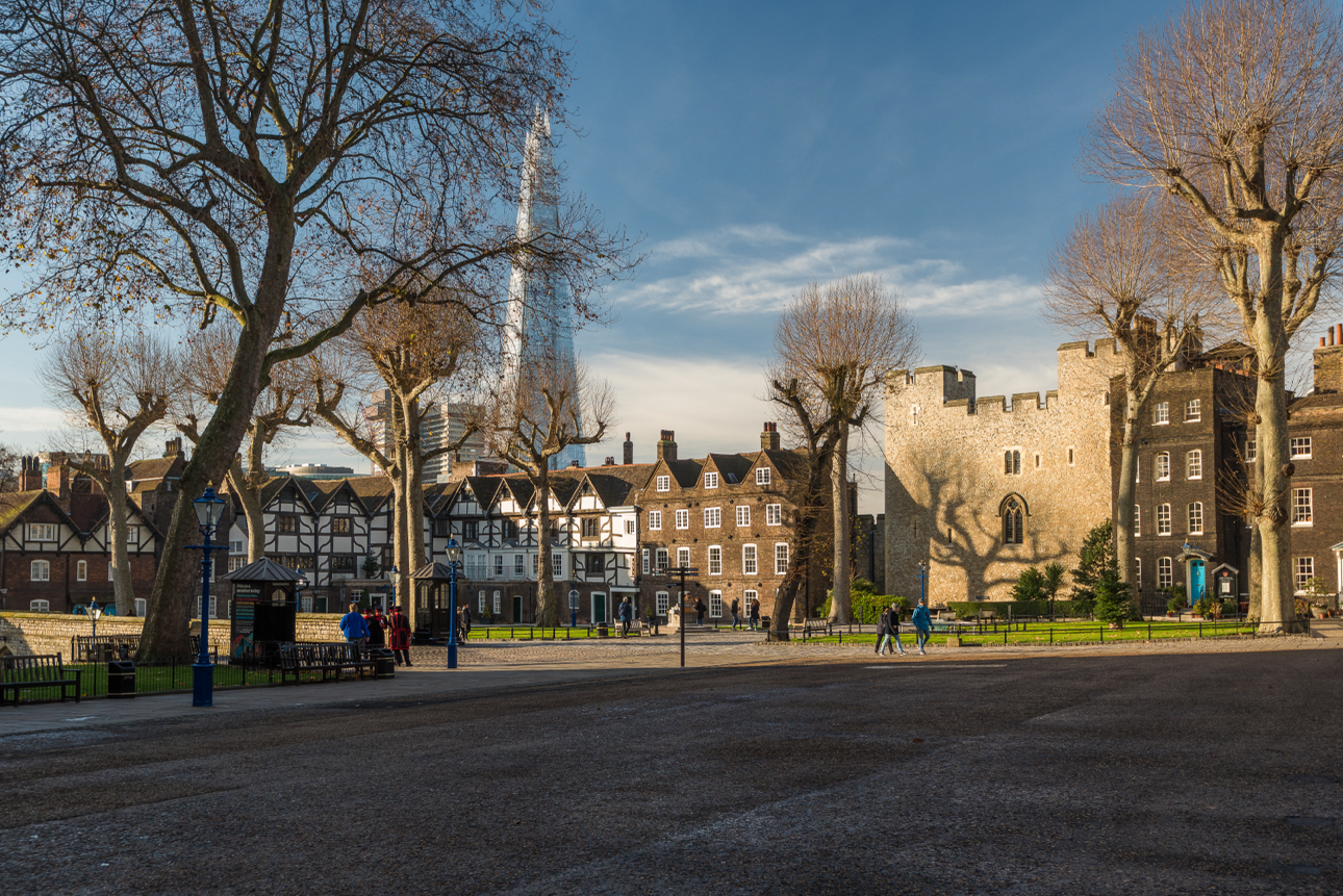Architettura classica e moderna da una vista della Torre di Londra