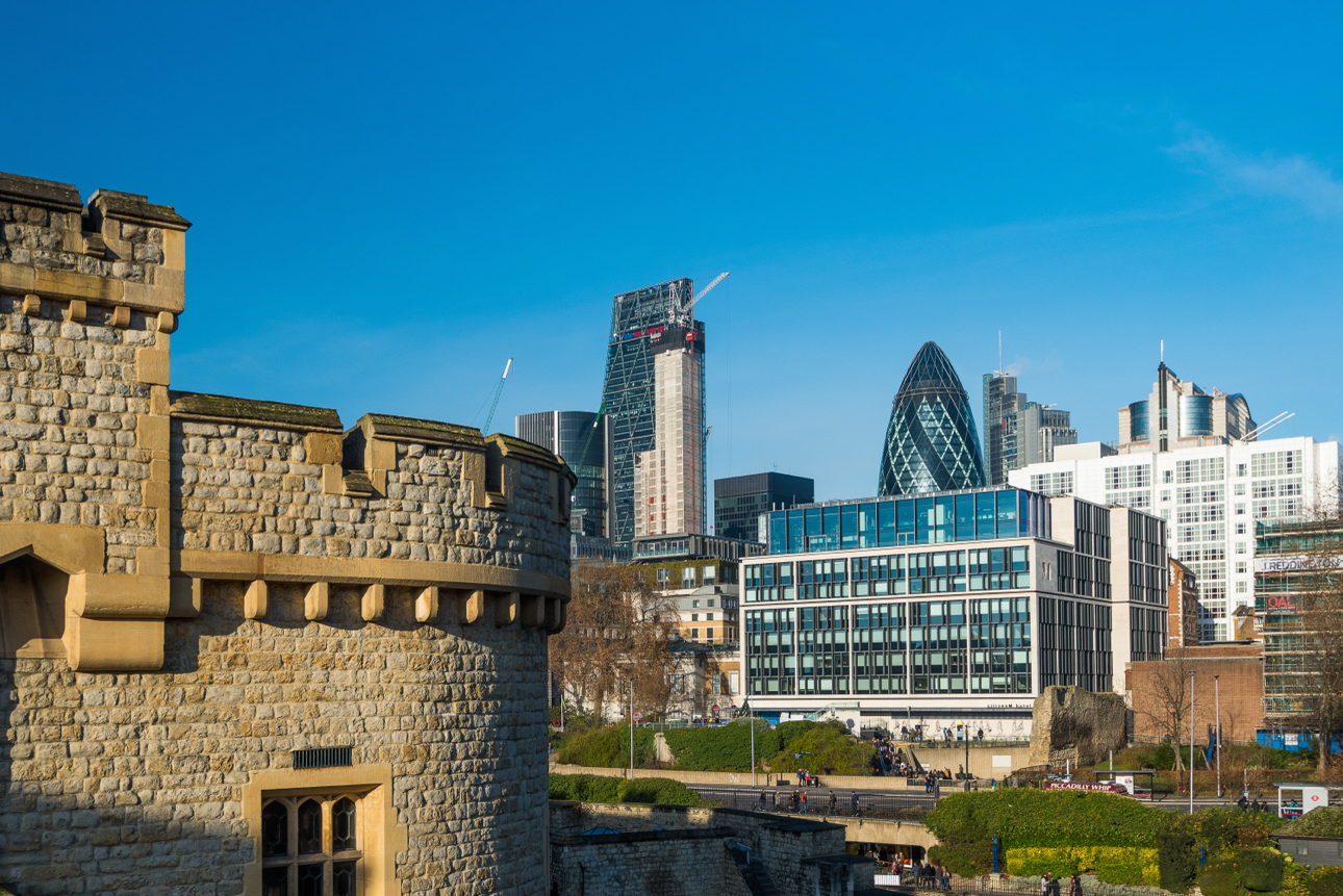 Architettura classica e moderna da una vista della Torre di Londra