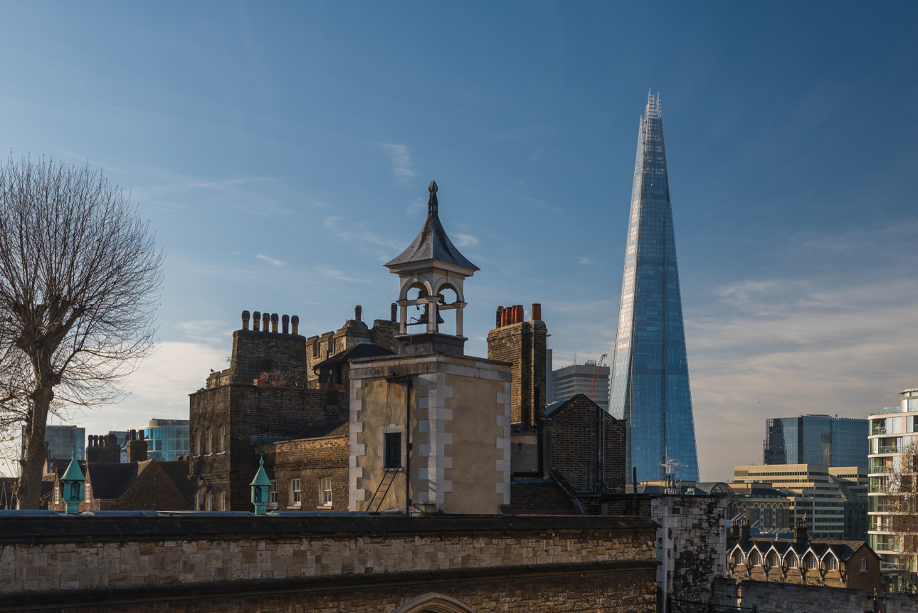 Architettura classica e moderna da una vista della Torre di Londra