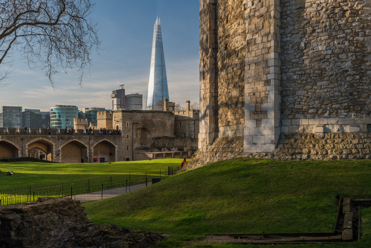 Architettura classica e moderna da una vista della Torre di Londra