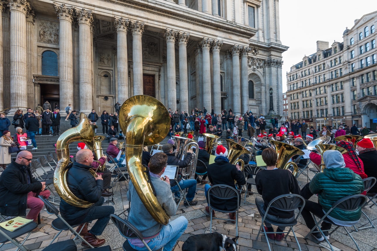 Un concerto di ottoni natalizio tenutosi all'esterno della Cattedrale di San Paolo