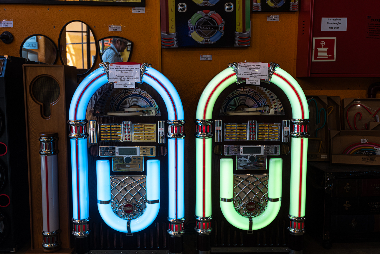 Un jukebox moderno ma dal design classico in stile Wurlitzer con luci LED che cambiano colore