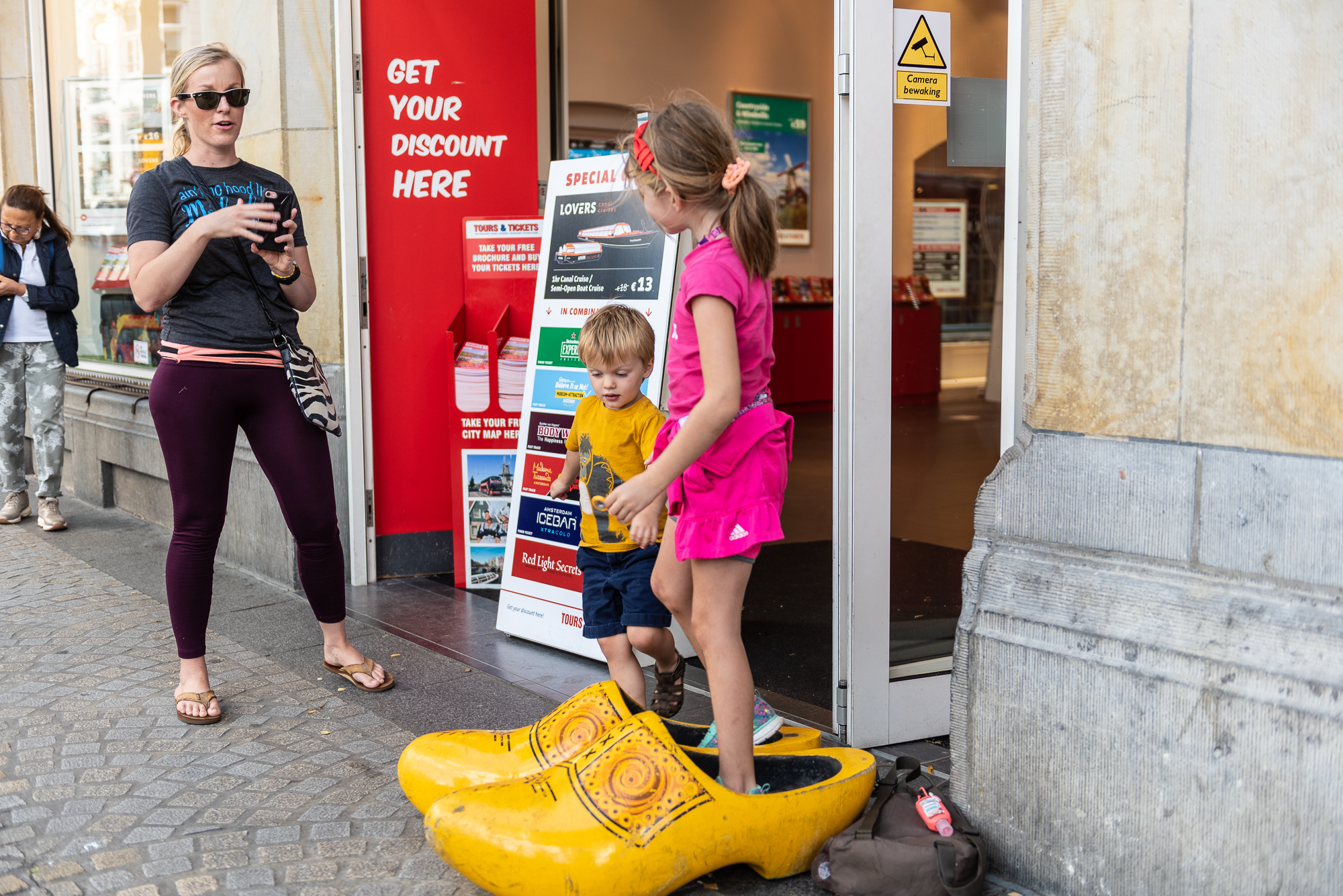Bambini che giocano con enormi zoccoli tipici olandesi