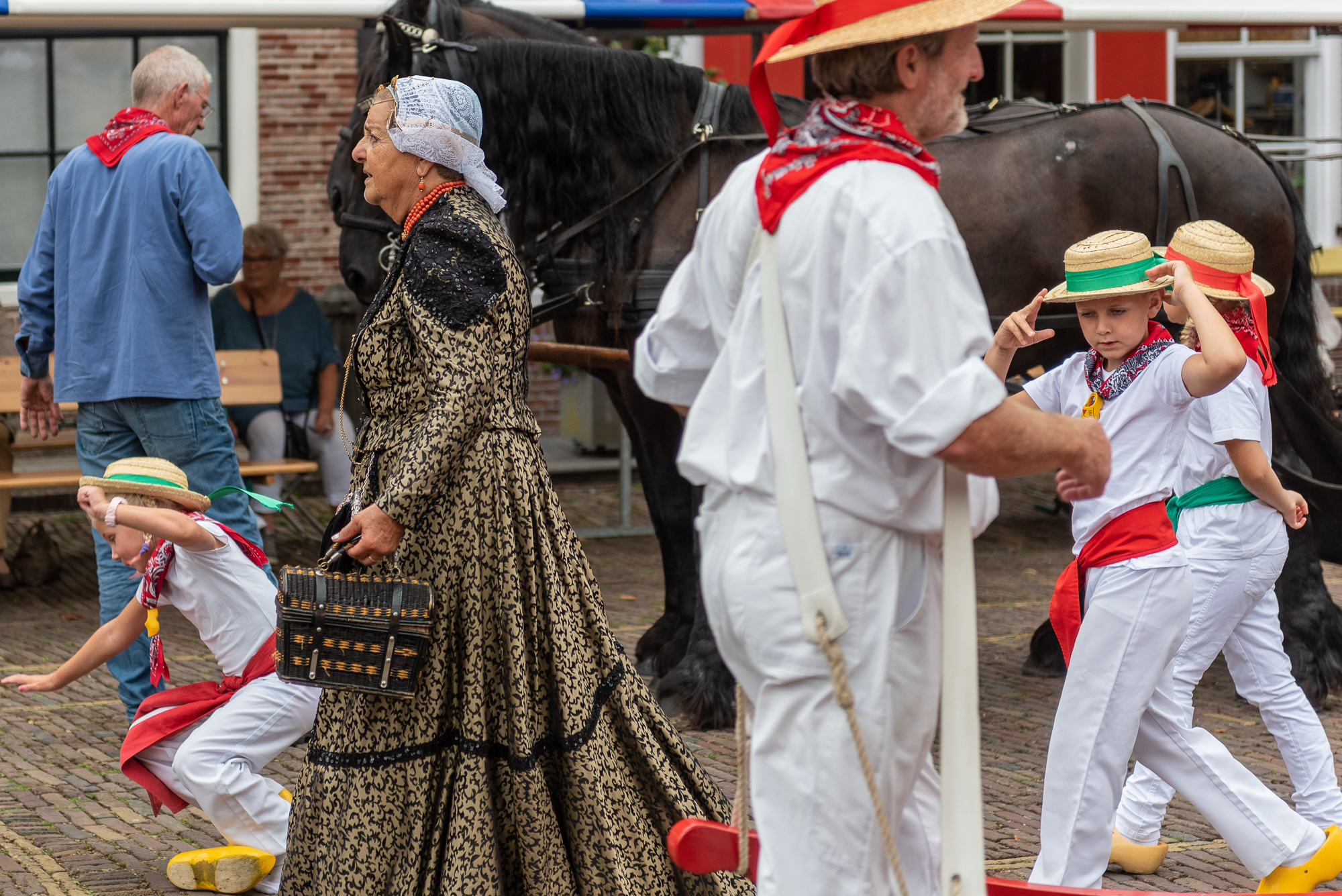 I partecipanti alla rievocazione indossano abiti popolari storici