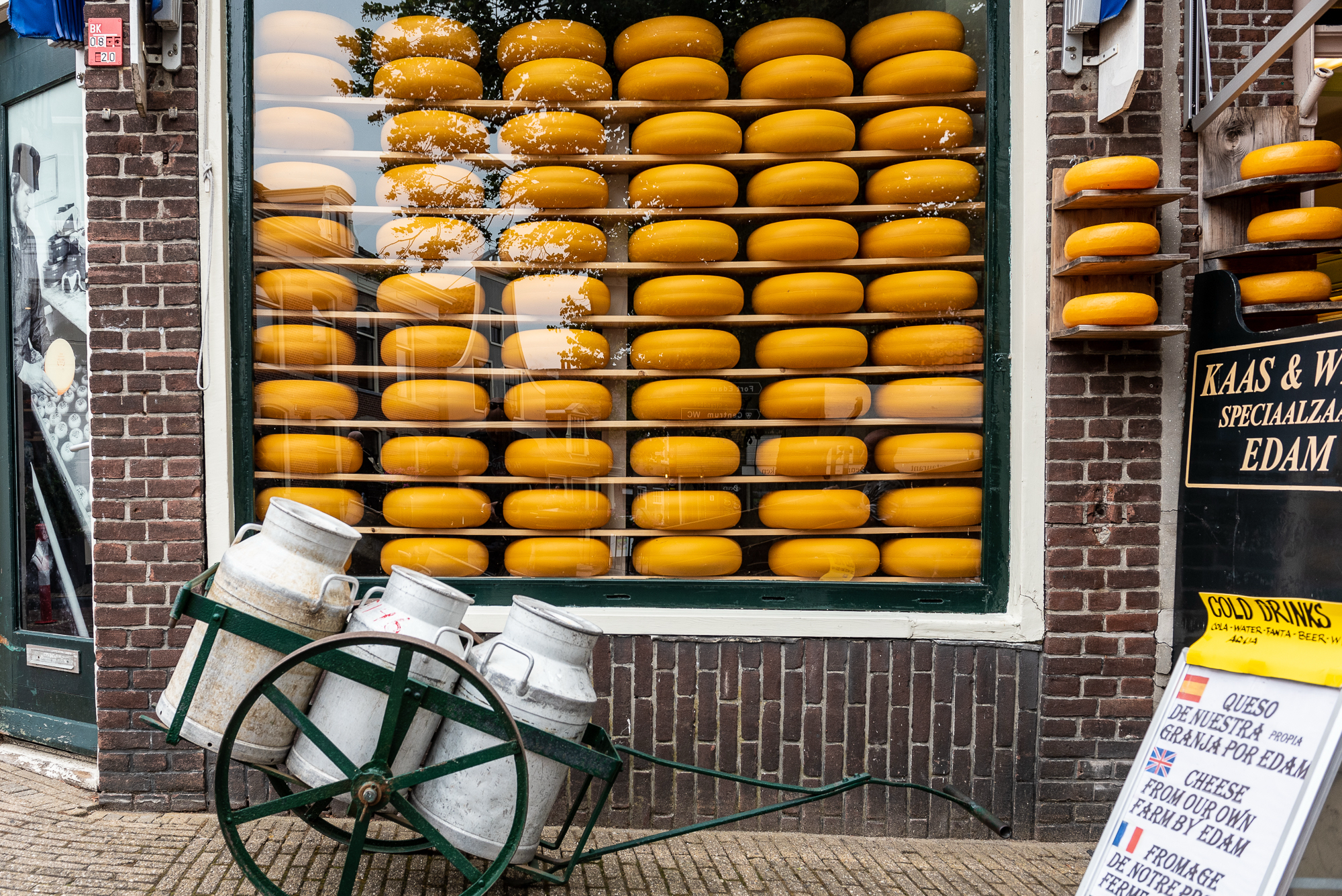 La vetrina di un tipico negozio di formaggi olandese