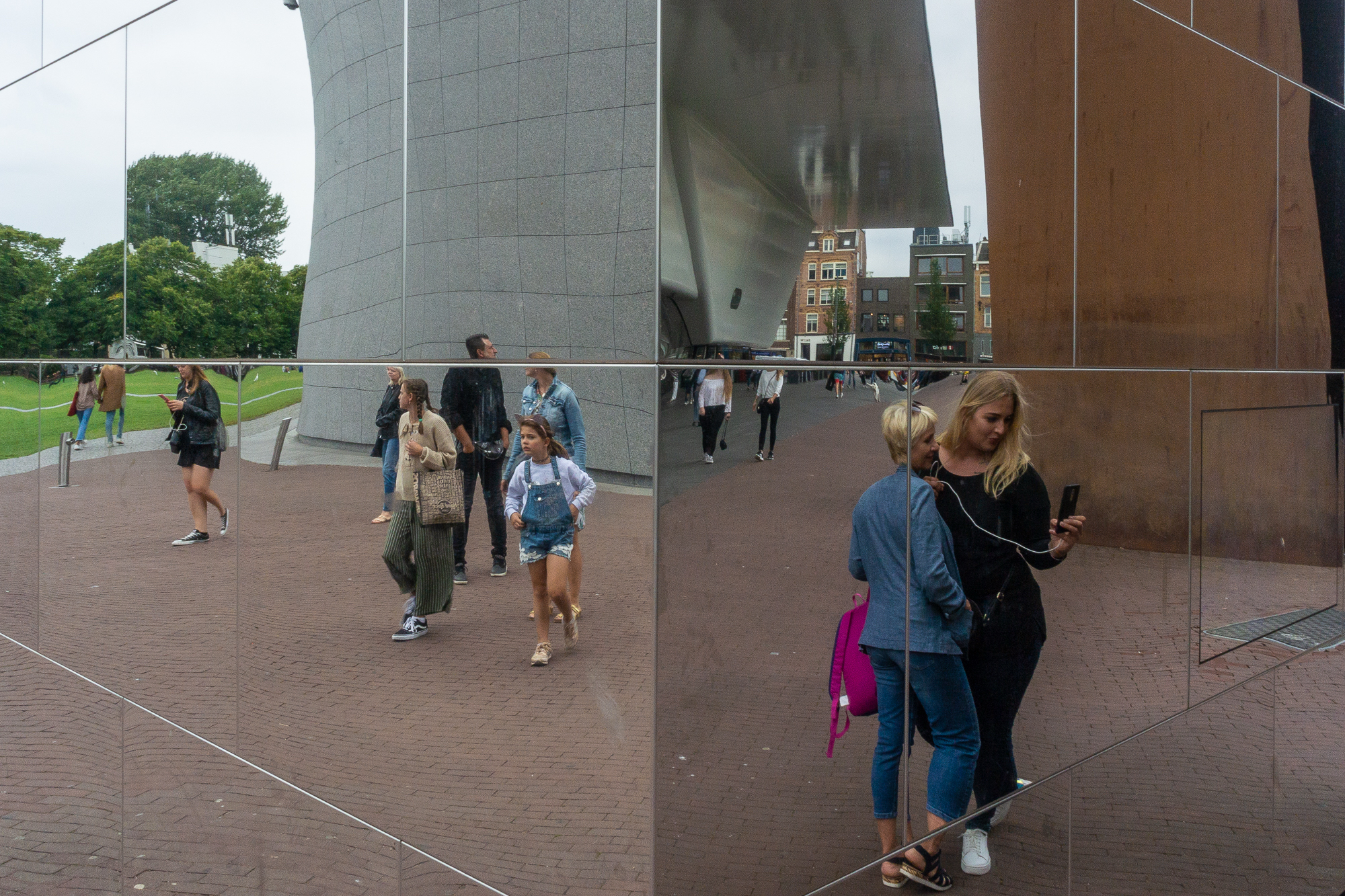 La scultura a specchio nella Museumplein (Piazza dei Musei) di Amsterdam