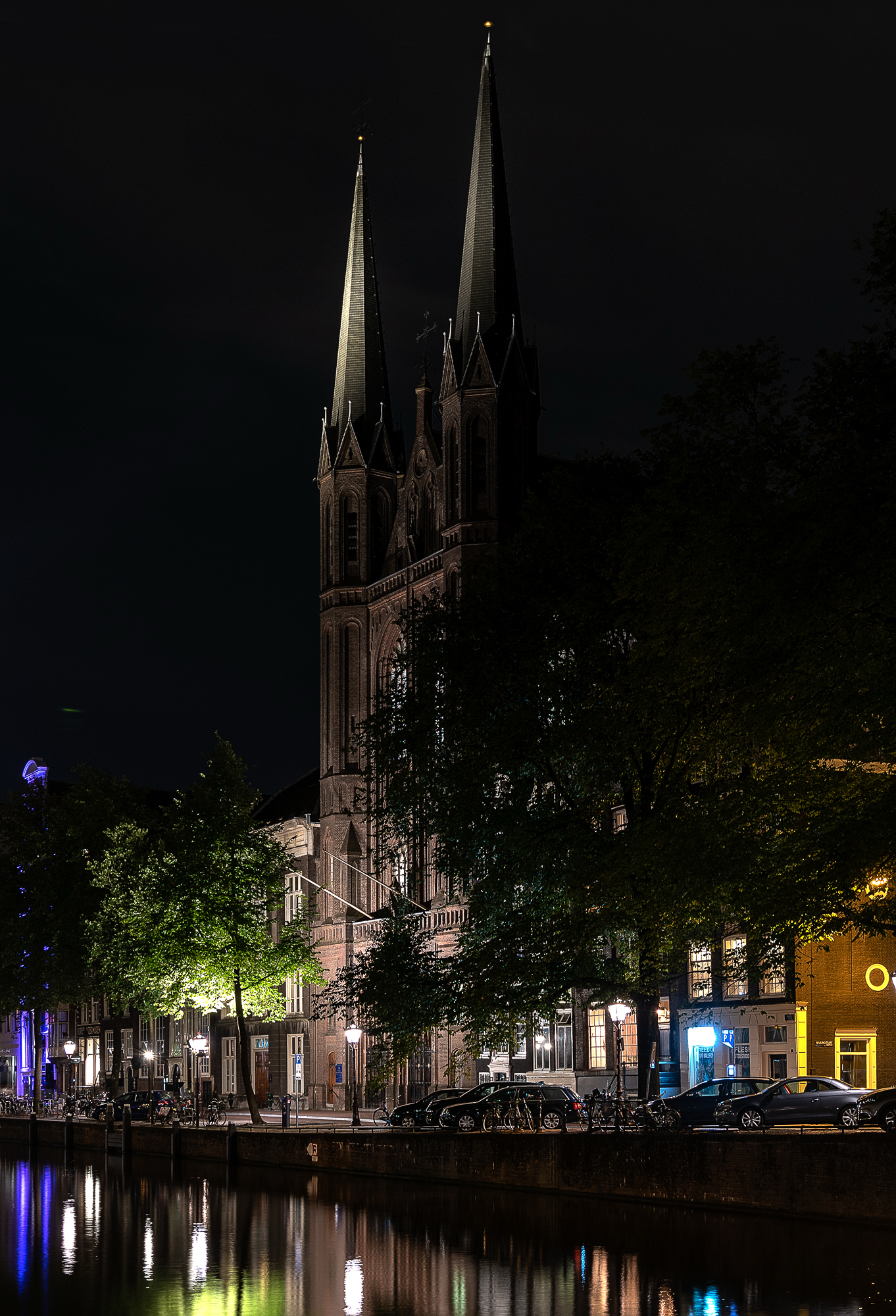 Vista notturna della bellissima  la chiesa di San Francesco Saverio, nota come De Krijtberg,