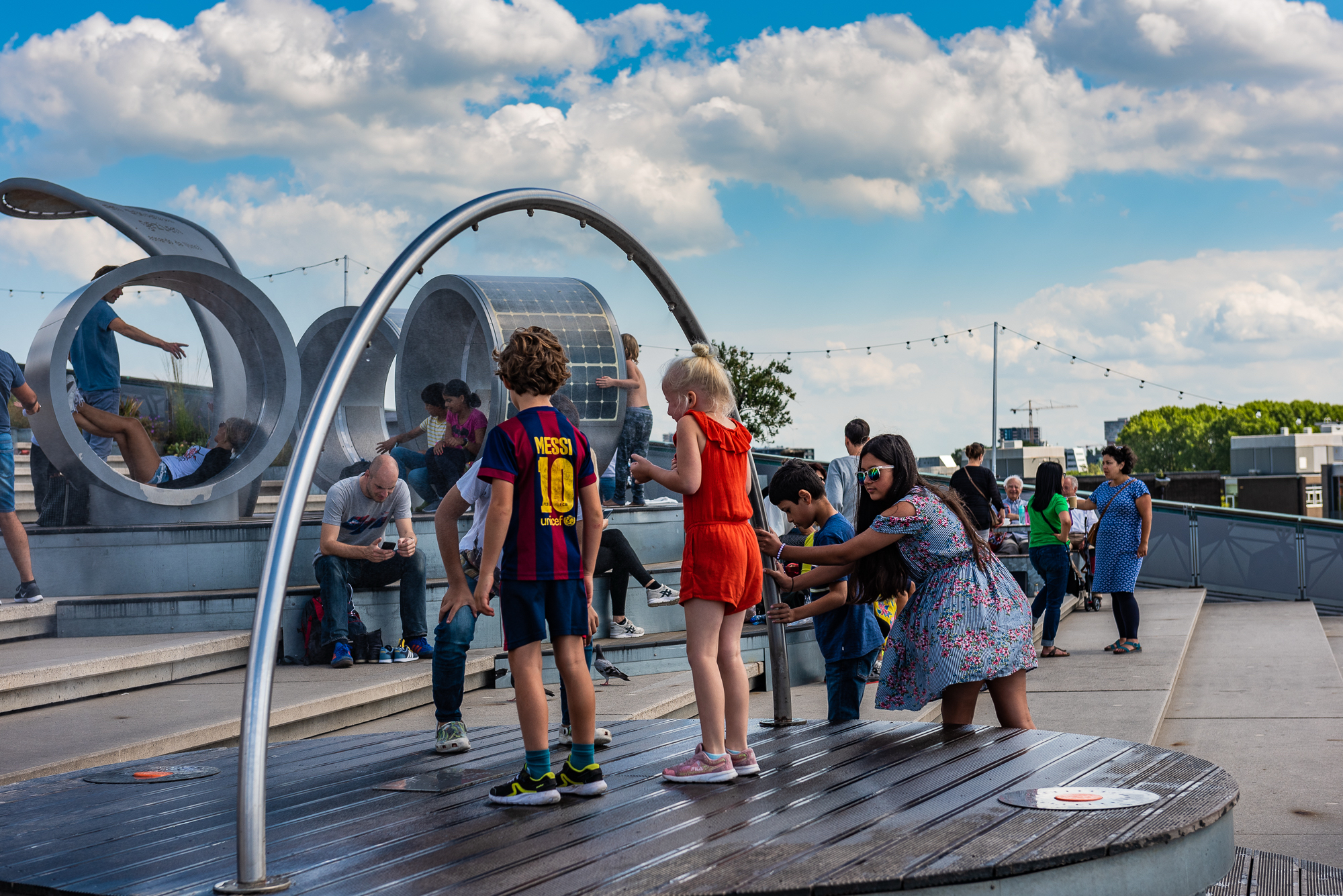 Bambini che giocano, sperimentando, sulla terrazza del Nemo